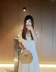 Vue détaillée du sac de soirée rond et métallique pour femme avec poignée pour robe.