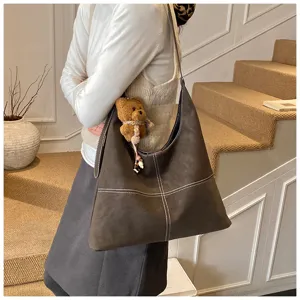 Grote casual schoudertas voor dames, retro shopper met witte stiksels en schattige berenhanger.