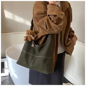 Gedetailleerd overzicht van de casual grote schoudertas voor de winter, retro groene tas.