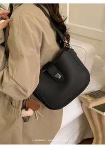 Minimalist black leather shoulder bag detail, stylish Korean commuter crossbody design.