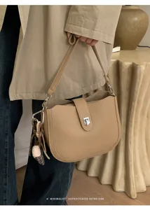 Minimalist khaki leather shoulder bag detail, sophisticated retro vibe, elegant daily scene.