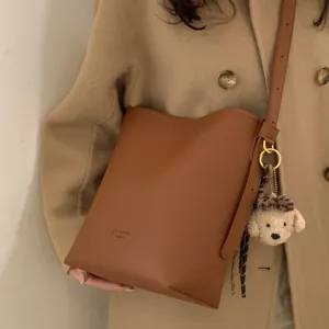 Borsa secchiello marrone vintage grande capacità da donna, elegante borsa a tracolla con orsetto.