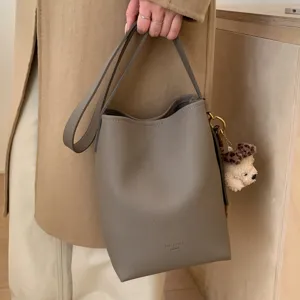 Classica borsa a secchiello in pelle grigia da donna, elegante borsa a spalla minimal.