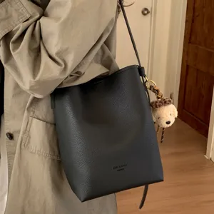 Borsa a secchiello in pelle nera da donna di grande capacita, elegante borsa a tracolla casual.