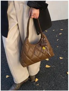 Bolso de hombro acolchado marrón para mujer, diseño minimalista elegante con hermosa correa.