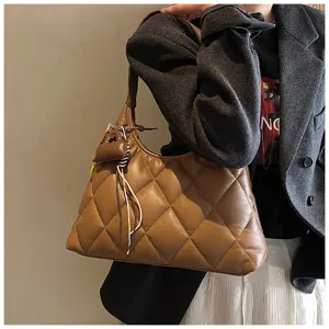 Detalle de bolso de hombro de cuero acolchado marrón, elegante bolso hobo de invierno.