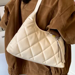 Bolso de hombro acolchado blanco elegante para mujer, bolso casual de cuero suave estilo hobo.