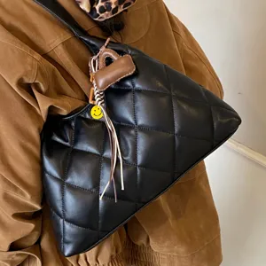 Bolso de hombro acolchado negro para mujer, elegante bolso minimalista de invierno.