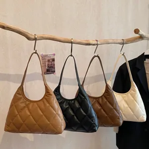Bolso de hombro acolchado de cuero PU para mujer, bolso de mano elegante y versátil de moda chic.