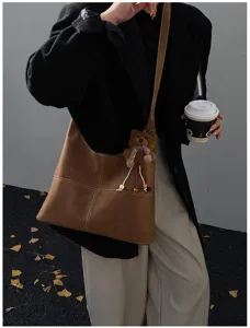 Casual bruine grote schoudertas met schattige berenhanger herfst winter detail