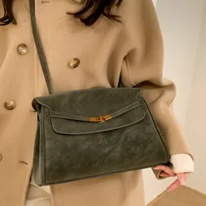 Vintage donkergroene suède schoudertas voor dames klassieke flap crossbody handtas.