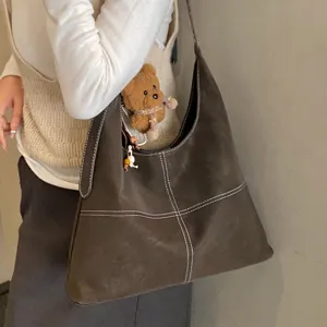 Grote zachte schoudertas voor dames, retro suède shopper met witte contraststiksels.