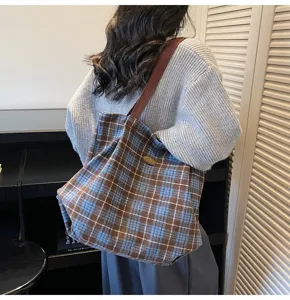 Retro plaid tote bag for women, large capacity casual shoulder bag for daily commute and use.