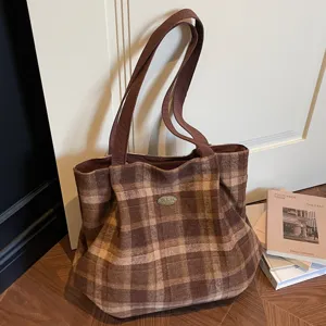 Vintage plaid tote bag for women, large capacity casual shoulder bag for daily commute.