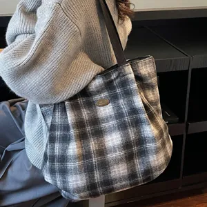 Retro plaid tote bag for women, large capacity commuter shoulder bag, casual handbag.