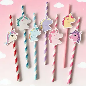 Detalle de pajitas de papel de unicornio de colores, perfectas para fiestas infantiles.