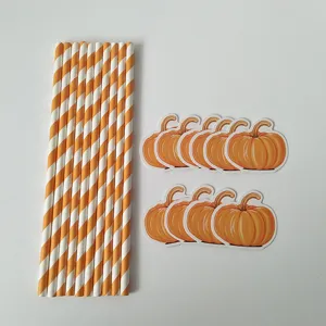 Set de pailles en papier d'Halloween avec décorations de citrouille pour fête détail.