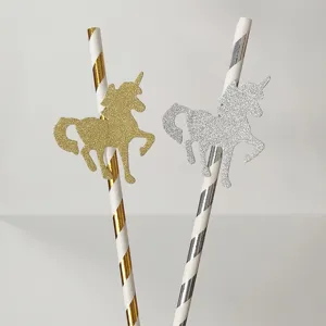 Pajitas de papel de unicornio brillante oro y plata vista cercana de detalle fiesta genial.
