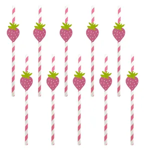 Detalle en primer plano de bonitas pajitas de papel con rayas rosas y decoraciones de fresa.