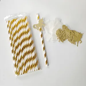 Vista detallada de pajitas de papel doradas con decoraciones de unicornio con purpurina.