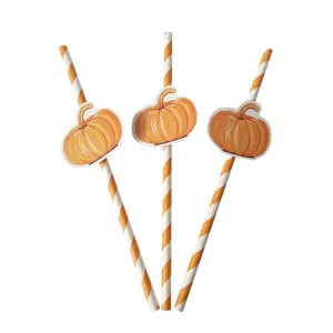 Gros plan détail de paille en papier rayée orange Halloween avec déco de citrouille.
