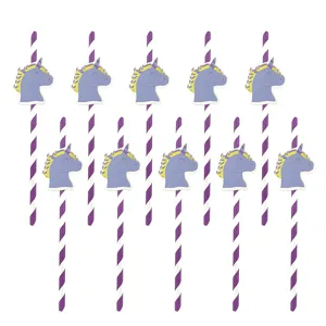 Vista detallada de pajitas de papel de unicornio, pajitas rayas violetas con decoracion.