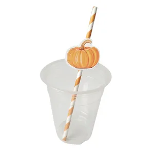 Paille en papier pour fête d'Halloween avec jolie décoration de citrouille, accessoires.