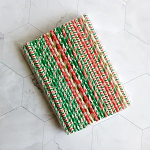 Vista detallada de coloridas pajitas de papel navideñas empaquetadas ordenadamente.