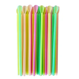 Primer plano de pajitas de cuchara de plástico de colores, mezcla multicolor, doble uso bebidas.