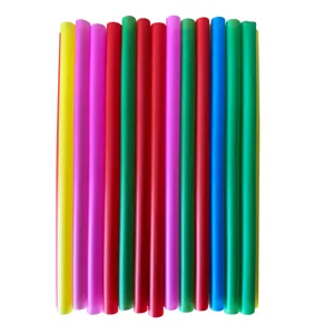 Vista dettagliata di cannucce di plastica colorate, cannucce spesse 11x210mm per bevande.
