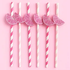 Pajitas de papel rosa con bonitas decoraciones de rodajas de limón para fiestas.