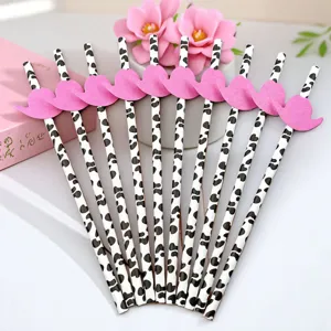 Pailles en papier biodégradables avec décorations chapeau rose et motif vaches pour jus.