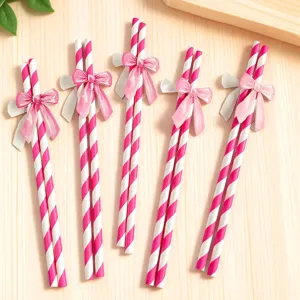 Detalle de pajitas de papel con lazo rosa a rayas, pajitas ecológicas biodegradables fiesta.