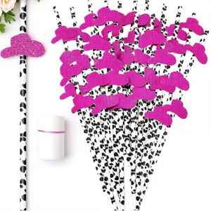 Détail de pailles en papier chapeau de cowboy rose, imprimé vache noir blanc fête.