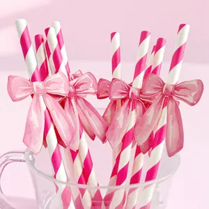Pajitas de papel a rayas rosas con bonitos lazos para fiestas y eventos especiales.