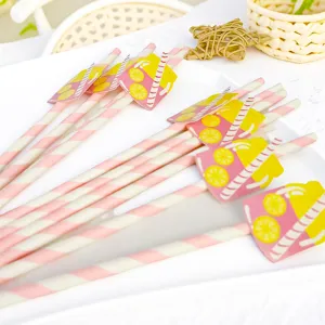 Paille en papier rayée rose et blanche avec cartes de bouteille de citron pour fête d'été.