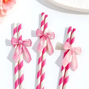 Detalle de pajitas de papel a rayas rosas y blancas con un lindo lazo para bebidas de fiesta.