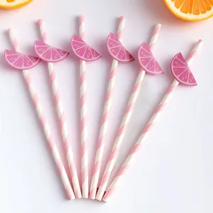 Pajitas de papel a rayas rosas con bonitas decoraciones de frutas para fiestas geniales.