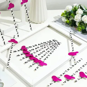 Pailles en papier imprime vache avec chapeau de cowboy rose paillete pour fete creative.