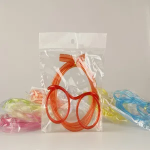 Detailansicht bunter Neuheit Brille Trinkhalme in transparenter Verpackung für Partys.