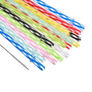 Detailaufnahme von wiederverwendbaren harten Plastik-Trinkhalmen mit Reinigungsburste.