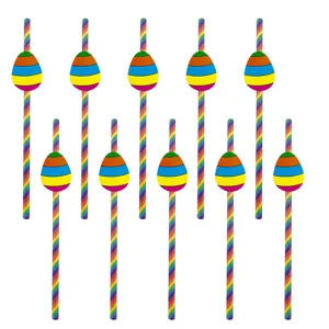 Primer plano detalle de coloridas pajitas de papel arcoíris con decoración de pascua.