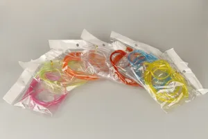 Bunte Kunststoff-DIY-Schläuche und flexible Trinkhalm-Details in transparenten Beuteln.