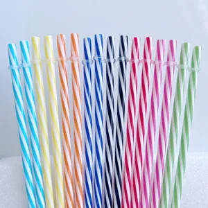 Nahaufnahme von bunten, wiederverwendbaren Plastikstrohhalmen mit Ringen für hohe Becher.