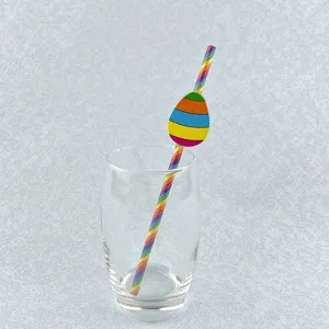 Primer plano de pajita de papel decorativa de huevo de pascua colorido en vaso detalle.