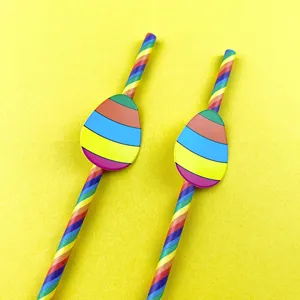 Detalle en primer plano de pajitas de papel de huevo de Pascua coloridas, ideales para fiestas.