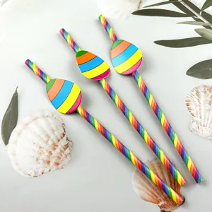 Vista detallada de pajitas de papel de pascua coloridas con conchas para fiestas.