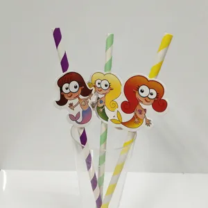 Primo piano di cannucce di carta colorata con simpatiche sirene per decorazioni di feste.