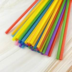 Cannucce da bevanda in plastica colorata sfuse per uso quotidiano e progetti fai da te.