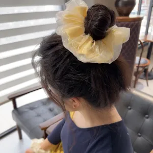 Gele organza haarscrunchie voor vrouwen, pluizige mesh paardenstaartouder, zoete dagelijkse haaraccess.
